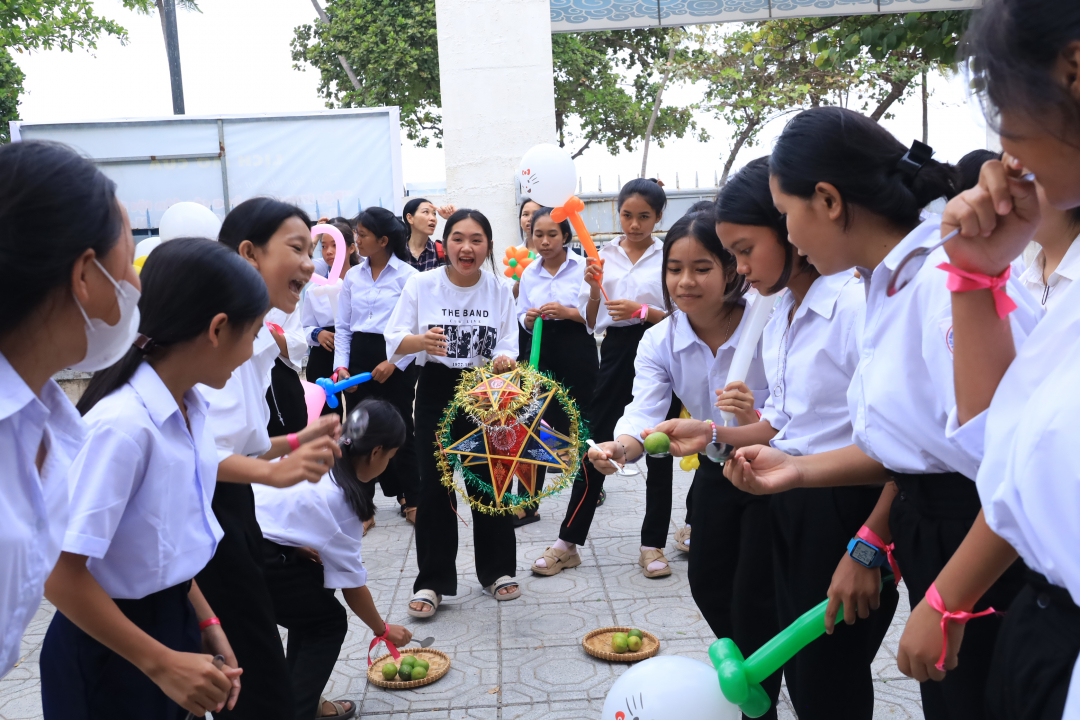 Các em nhỏ vui vẻ tham gia trò chơi chuyền chanh.