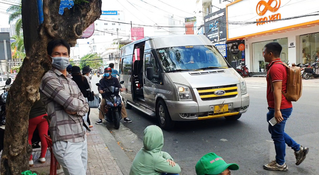 Xe dù chèo kéo hành khách trên đường Quang Trung, Nha Trang