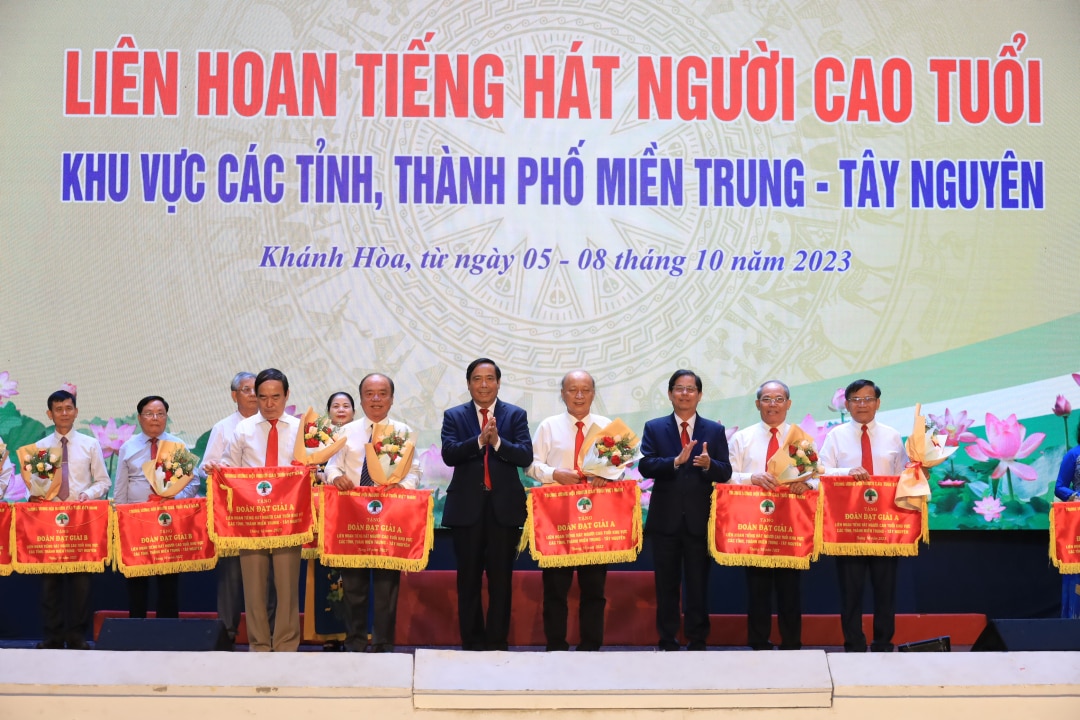 Ông Nguyễn Thanh Bình và đồng chí Nguyễn Tấn Tuân trao giải A toàn đoàn cho đại diện đoàn nghệ thuật người cao tuổi các địa phương.