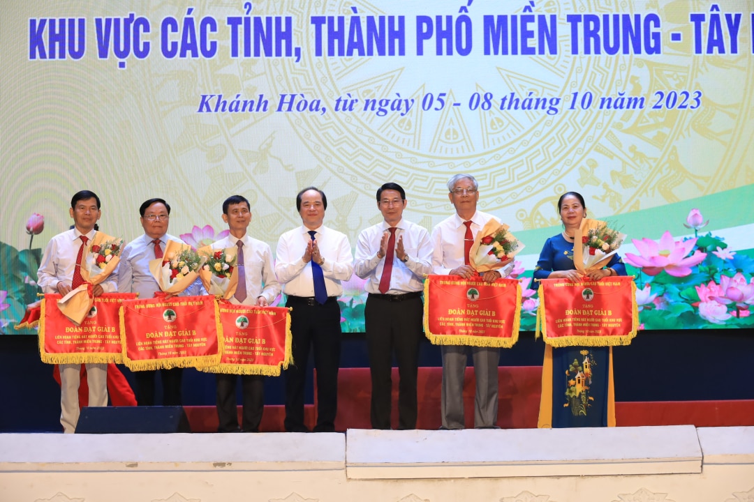 Ông Trương Xuân Cừ (thứ 4 từ trái qua) và đồng chí Đinh Văn Thiệu trao giải B toàn đoàn cho đại diện đoàn nghệ thuật người cao tuổi các địa phương.