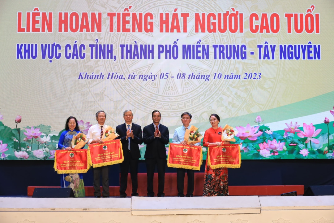 Các đoàn nghệ thuật người cao tuổi nhận giải C toàn đoàn.