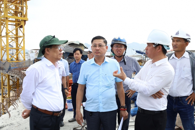 Chủ tịch UBND tỉnh Khánh Hòa Nguyễn Tấn Tuân (phía ngoài, bên trái) thị sát, kiểm tra tiến độ thi công dự án Nút giao thông Ngọc Hội (TP. Nha Trang) - Ảnh: Báo Khánh Hòa.