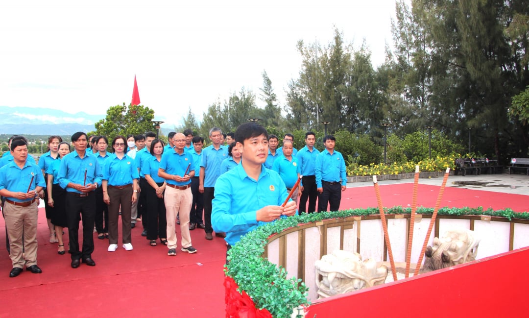 Ông Bùi Hoài Nam - Chủ tịch Liên đoàn Lao động tỉnh dâng hương tại Cụm tượng đài Vòng tròn bất tử.