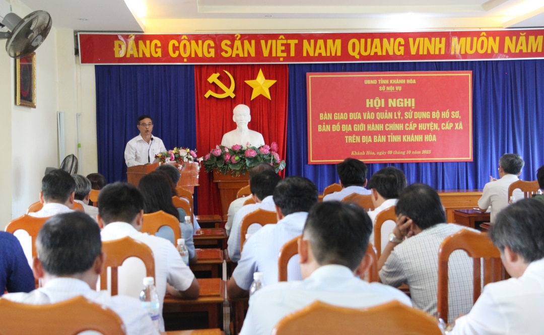 Ông Văn Ngọc Sen - Phó Giám đốc Sở Nội vụ công bố Quyết định số 697 của Bộ trưởng Bộ Nội vụ. 