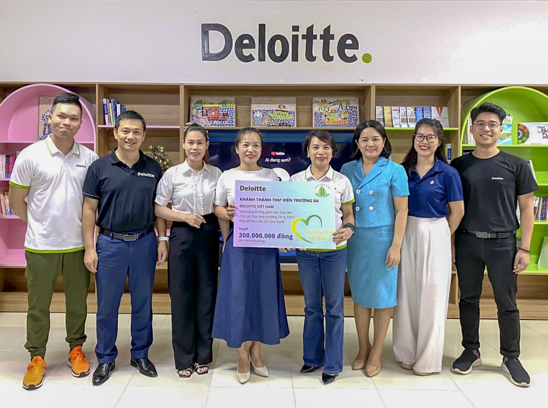 Đại diện Công ty TNHH Kiểm toán Deloitte Việt Nam và các đại biểu khánh thành Thư viện Trường Sa.
