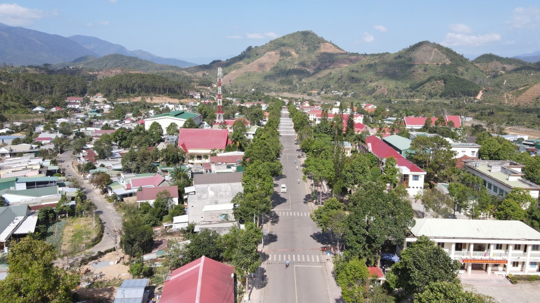 Một góc thị trấn Tô Hạp, huyện Khánh Sơn. Ảnh: Hồng Đăng