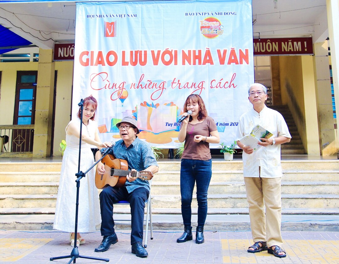 Các nhà văn, nhà thơ tham dự trại sáng tác ở Phú Yên giao lưu với các em học sinh.