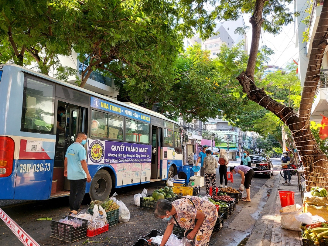 Một điểm bán hàng lưu động bằng xe buýt thời dịch Covid-19 (tháng 9-2021). Ảnh: THIỆN TÂM