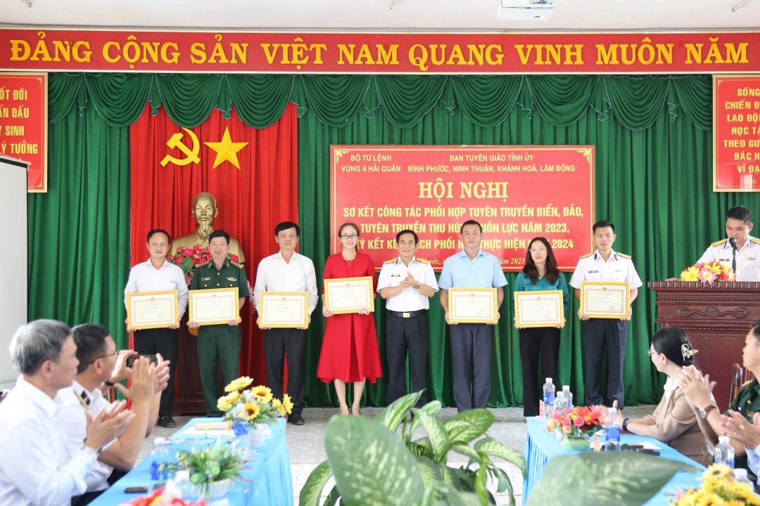 Vùng 4 Hải quân tặng giấy khen cho 8 cá nhân của các địa phương có thành tích tốt trong phối hợp công tác tuyên truyền biển, đảo năm 2023