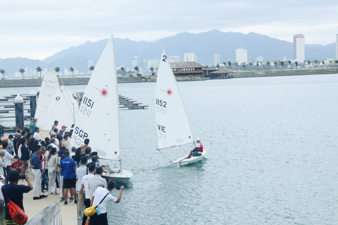 Hạ thủy thuyền buồm Laze tại Bến du thuyền Ana Marina Nha Trang