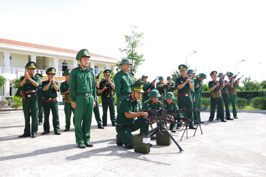 Các cán bộ, chiến sĩ Bộ đội Biên phòng tỉnh huấn luyện sẵn sàng chiến đấu.