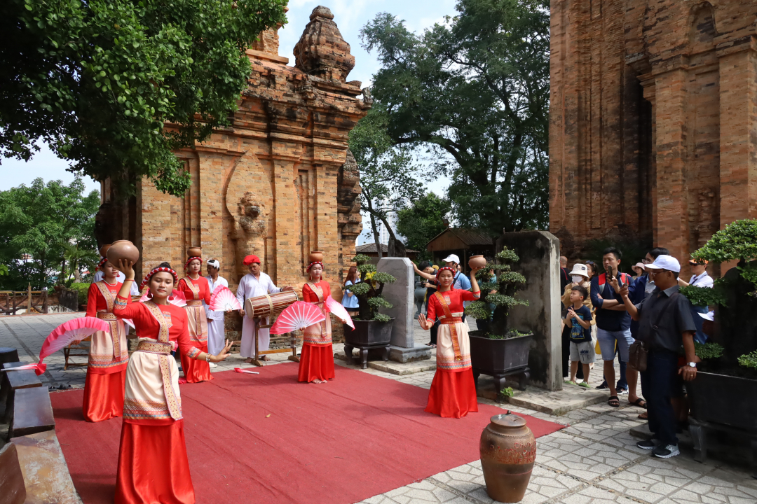 Biểu diễn múa Chăm phục vụ du khách ở di tích Tháp Bà Ponagar.&nbsp;