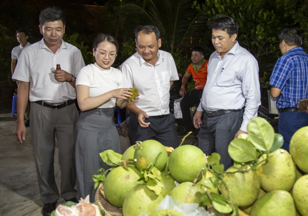 Bưởi da xanh VietGAP Khánh Vĩnh tham gia Phiên chợ nông sản thực phẩm an toàn năm 2023 do Chi cục tổ chức