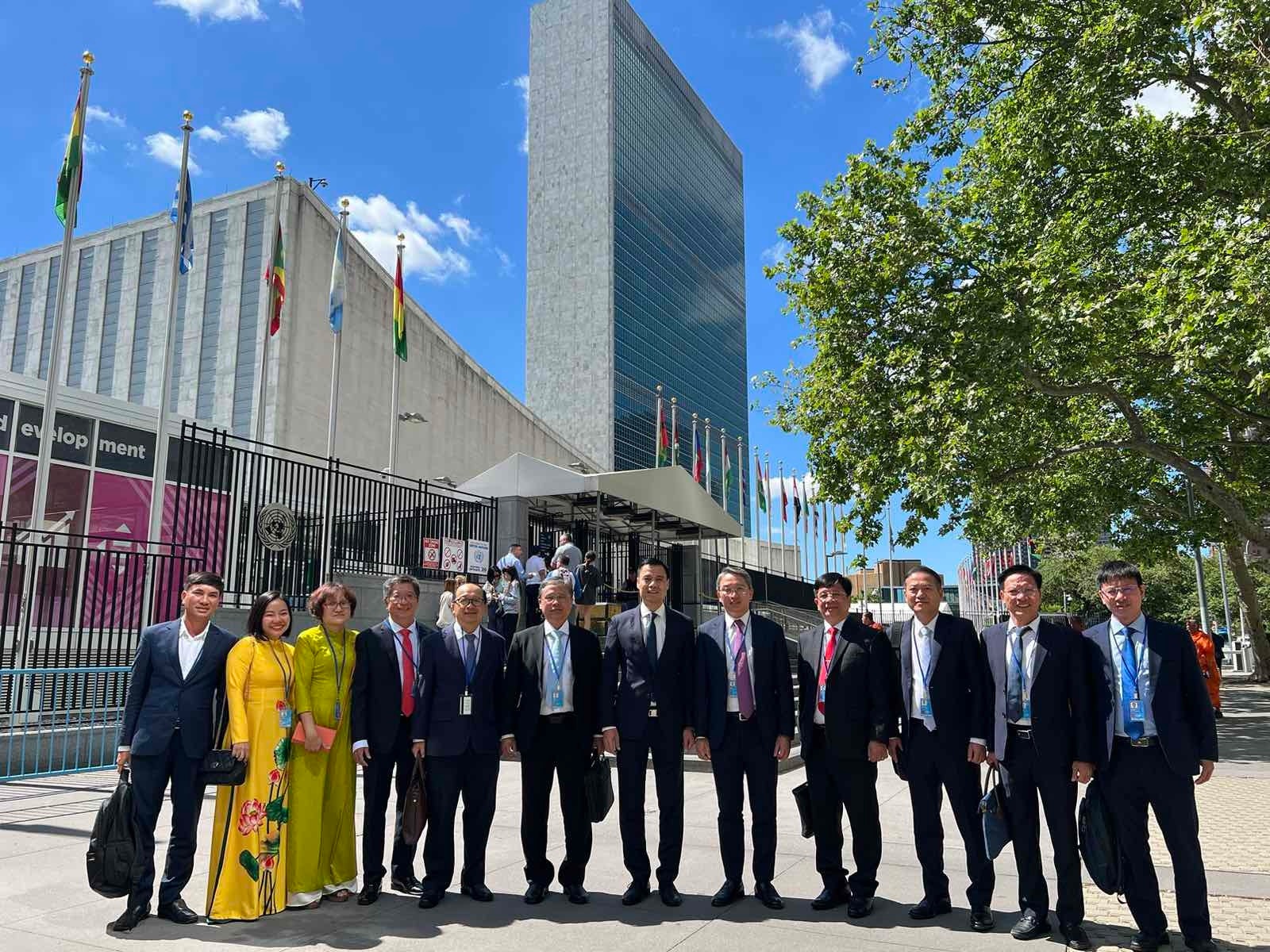 Đoàn công tác chụp ảnh lưu niệm trước Toà nhà Liên hiệp quốc.
