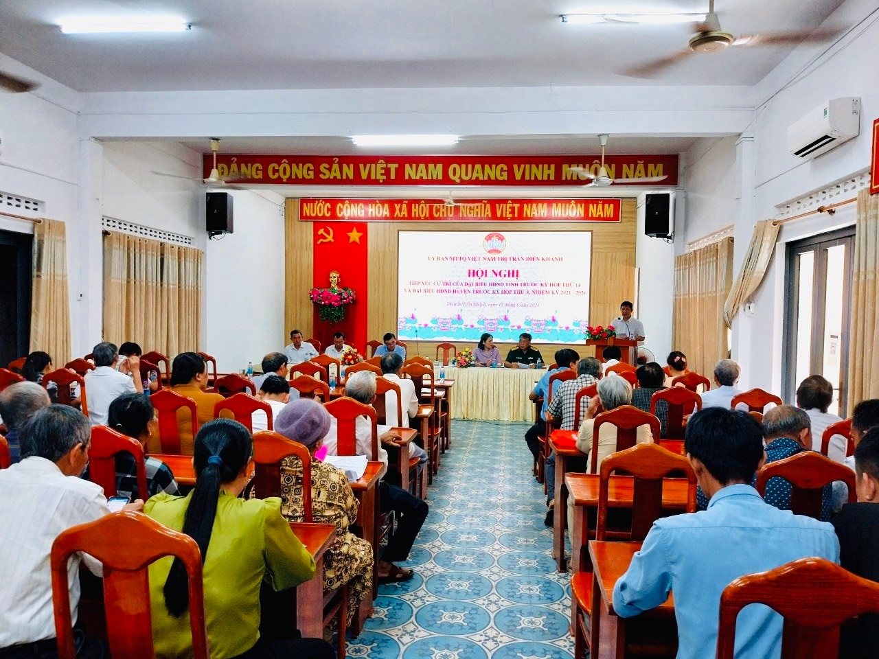 Quang cảnh buổi tiếp xúc cử tri tại thị trấn Diên Khánh