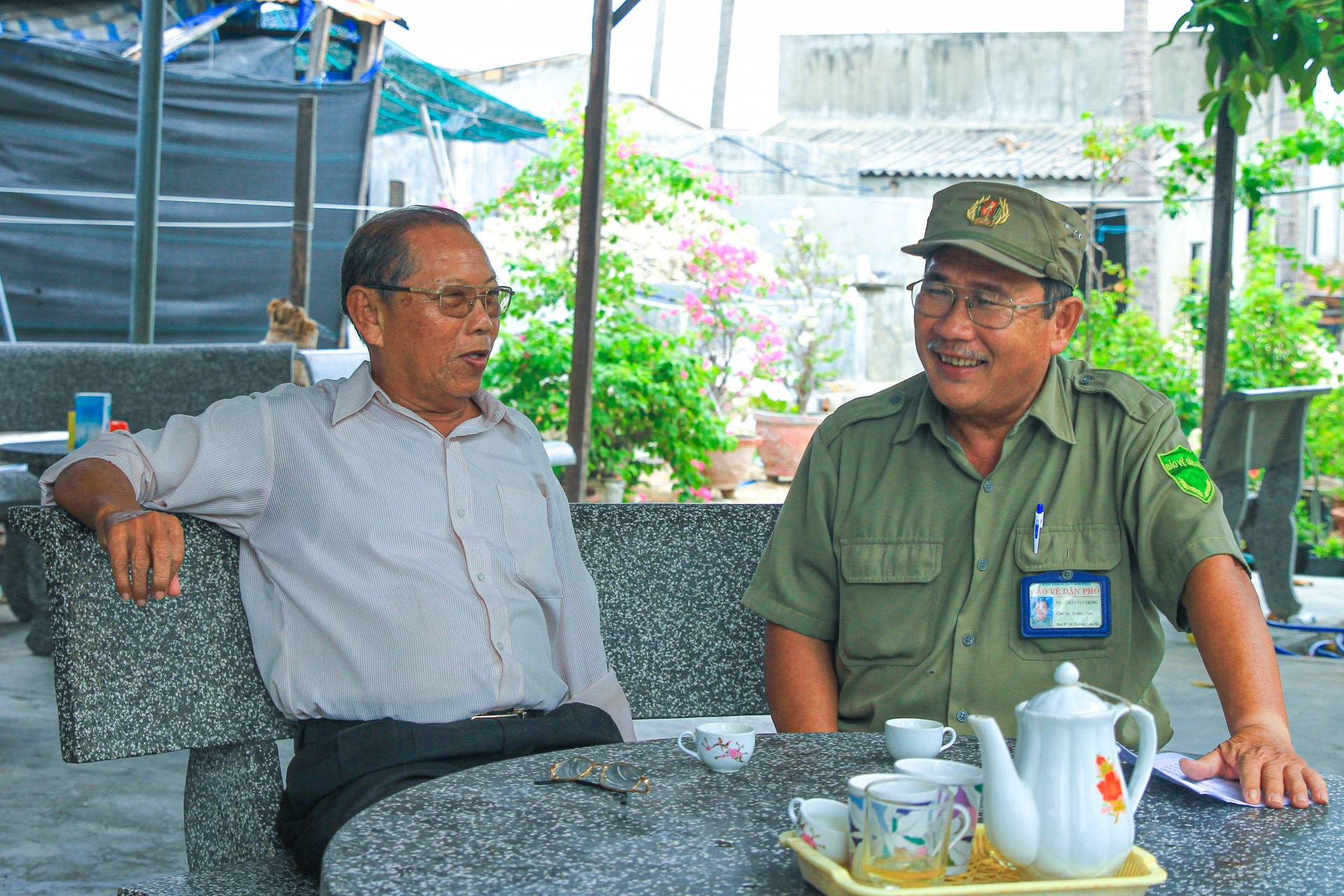Nụ cười sau ca trực của vị Trưởng Ban Bảo vệ dân phố - ông Trần Văn Trọng (bìa phải).
