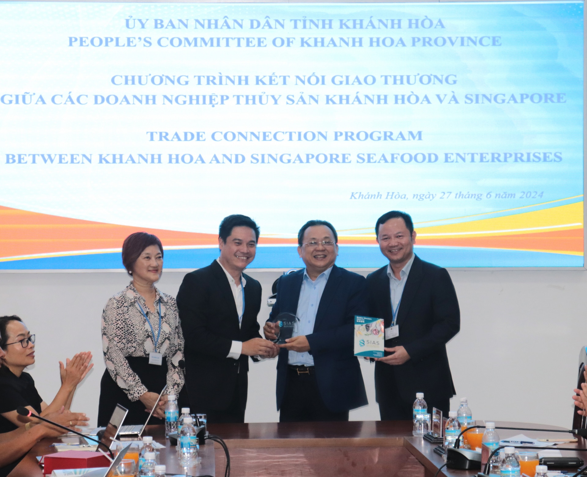 Đoàn công tác Hiệp hội Thủy sản Singapore tặng quà lưu niệm cho lãnh đạo tỉnh