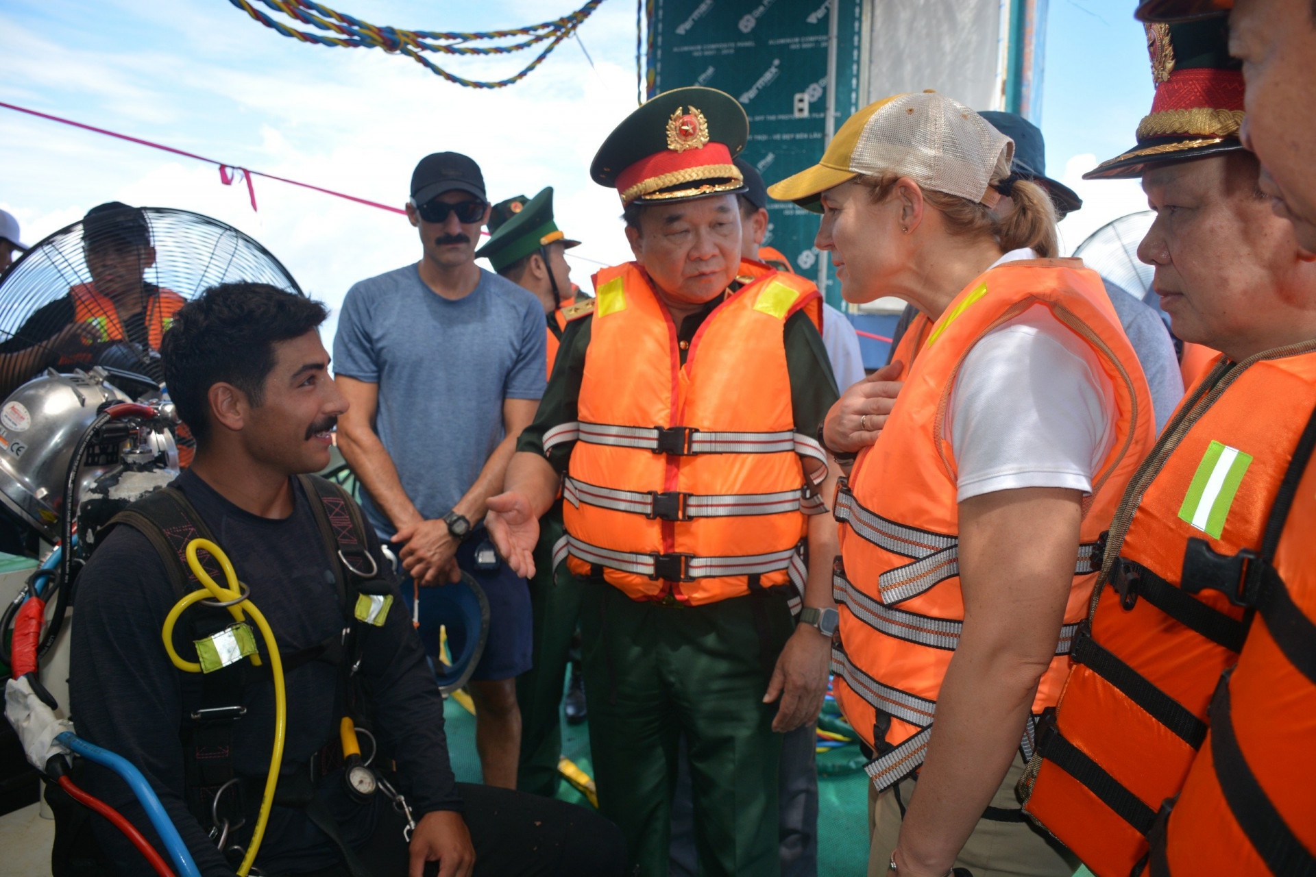 Đoàn công tác trao đổi với các thợ lặn tham gia hoạt động tìm kiếm.