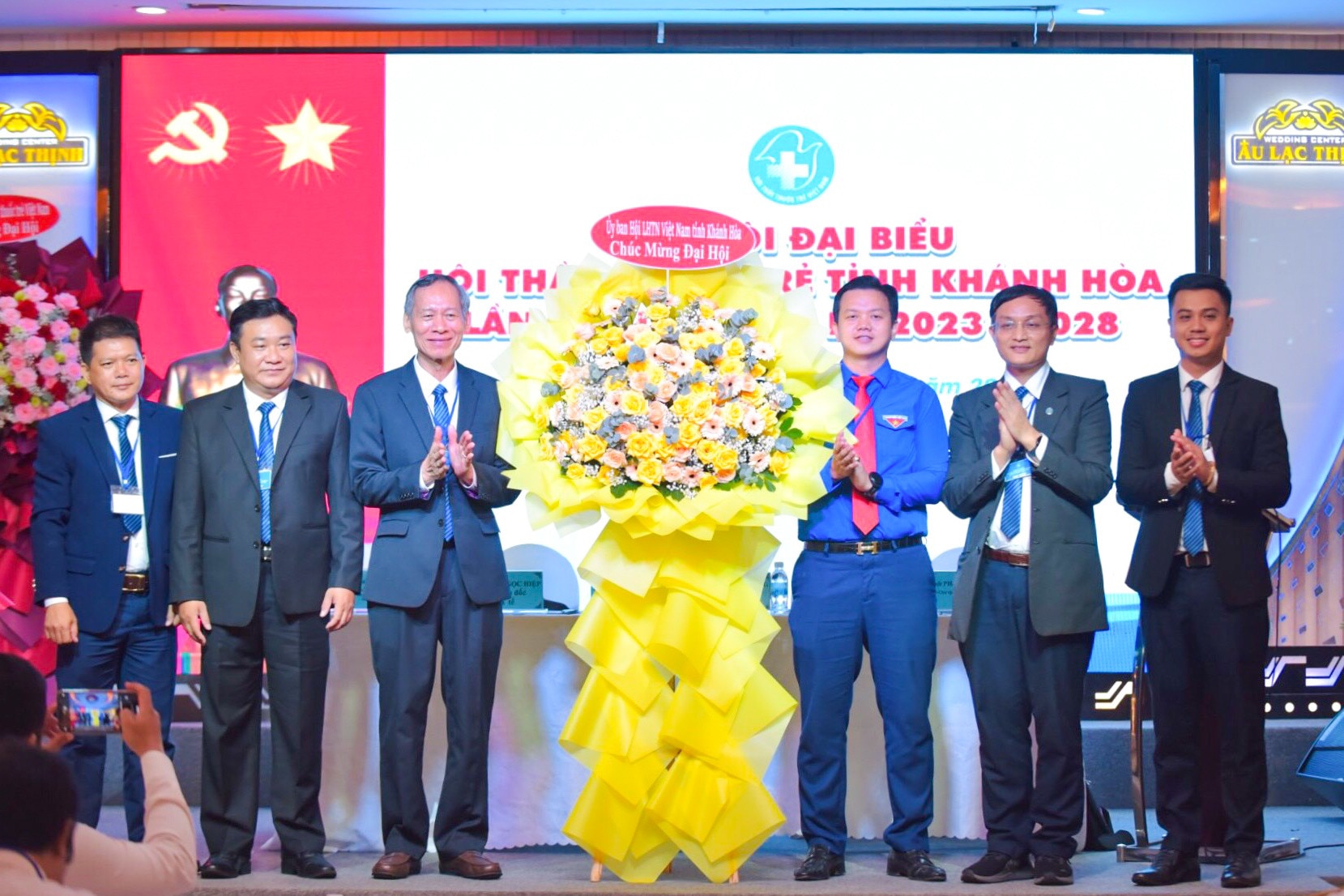 Hội Liên hiệp Thanh niên Việt Nam tỉnh tặng hoa chúc mừng đại hội.