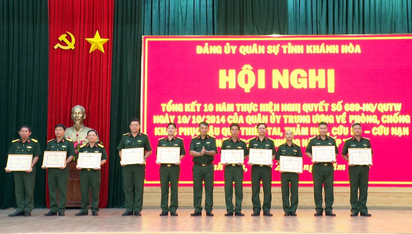 Các tập thể nhận giấy khen của Bộ Chỉ huy Quân sự tỉnh.