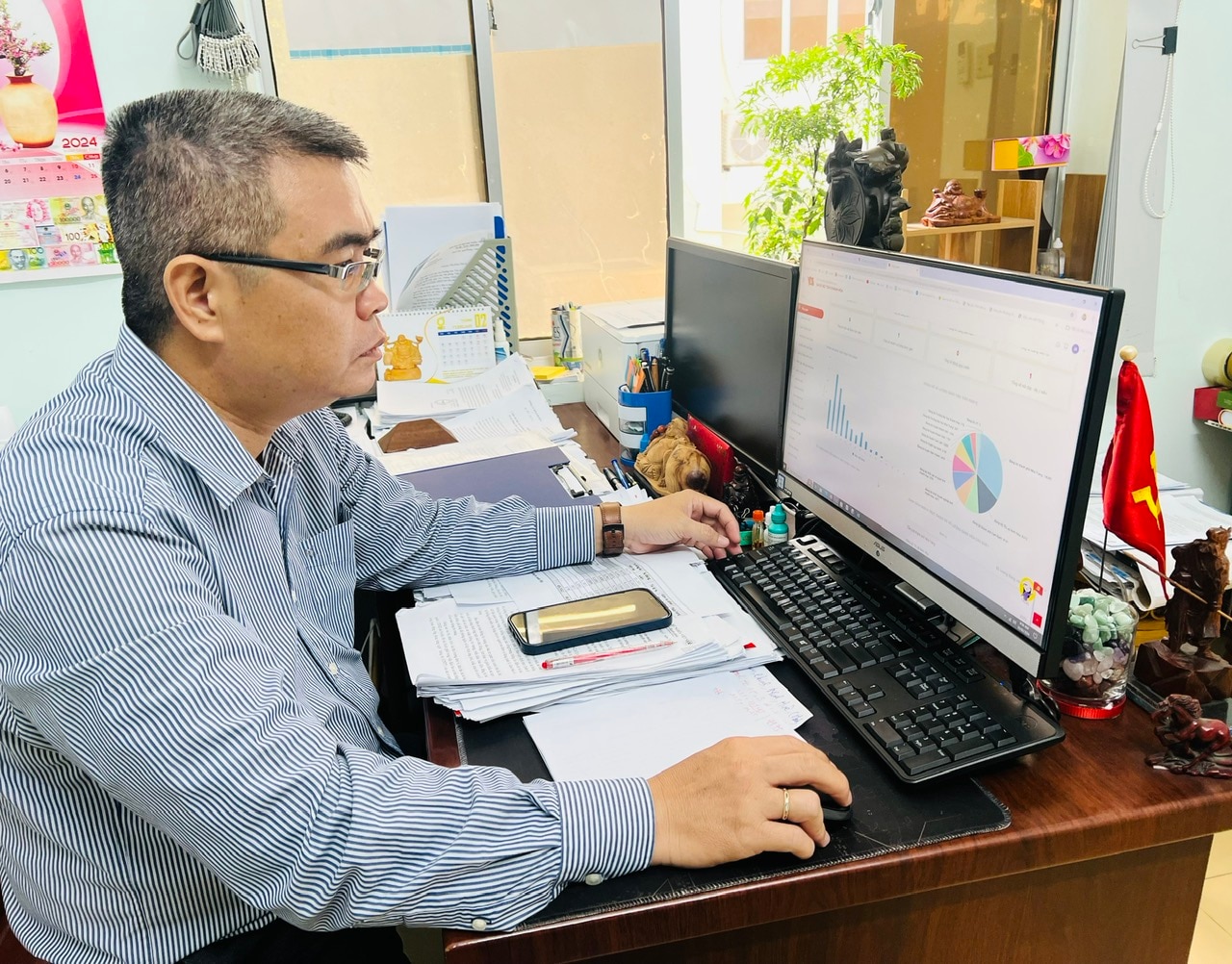 Ông Phạm Ngọc Minh - Trưởng phòng Công nghệ Thông tin - Cơ yếu, Văn phòng Tỉnh ủy theo dõi tiến độ cài đặt ứng dụng Sổ tay đảng viên của các đảng bộ trực thuộc Đảng bộ tỉnh.