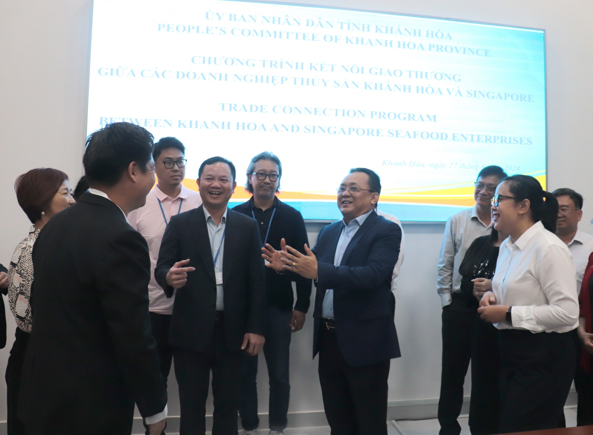 Đồng chí Lê Hữu Hoàng trao đổi với các doanh nghiệp thuộc Hiệp hội Thủy sản Singapore