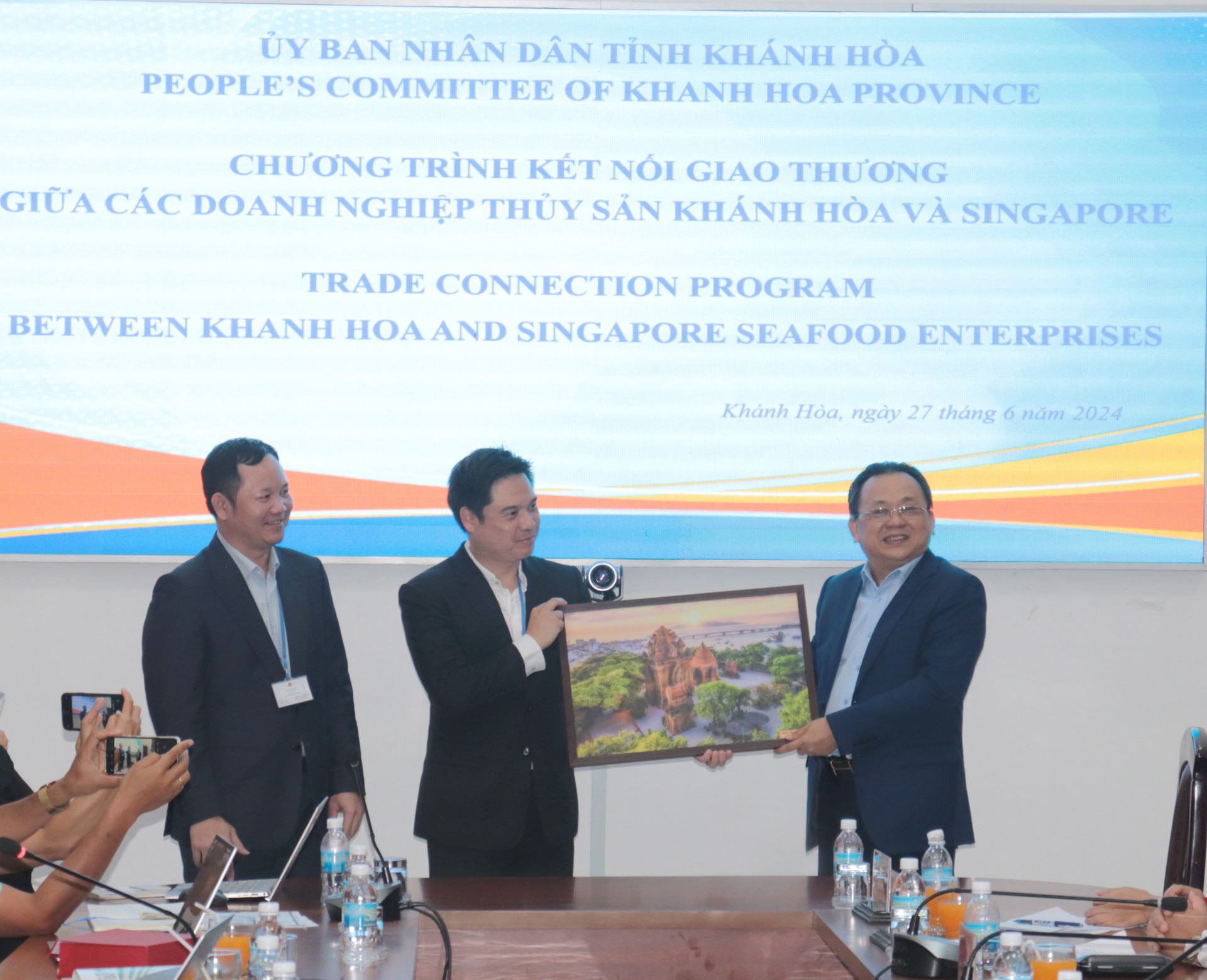 Đồng chí Lê Hữu Hoàng tặng quà lưu niệm cho Hiệp hội Thủy sản Singapore