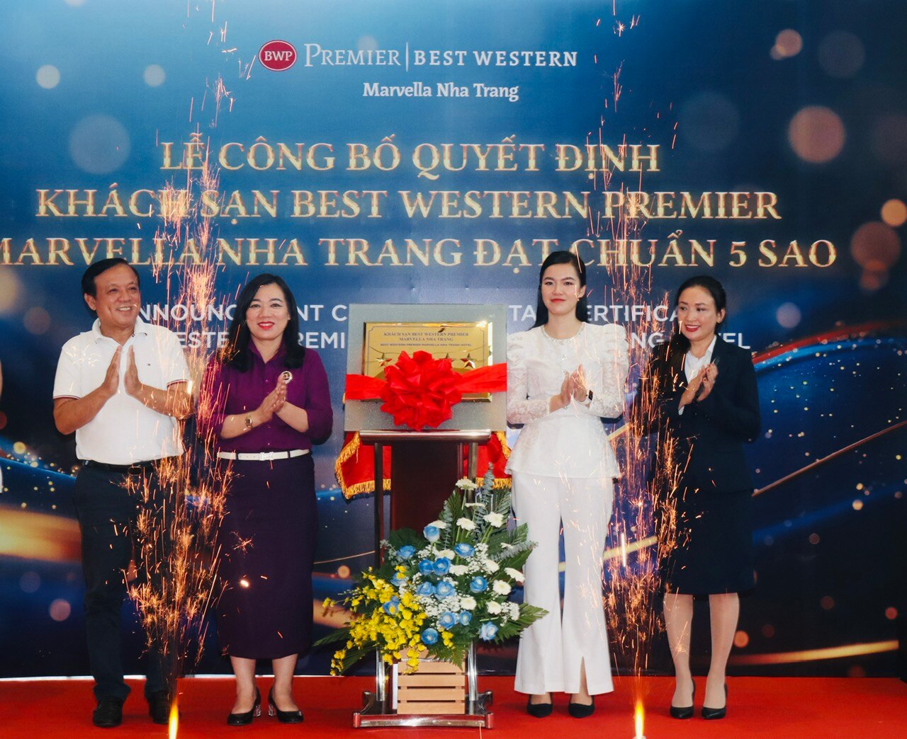 Lãnh đạo Sở Du lịch, Hiệp hội Du lịch Nha Trang - Khánh Hòa chúc mừng khách sạn được nhận Cục Du lịch quốc gia Việt Nam công nhận đạt chuẩn 5 sao