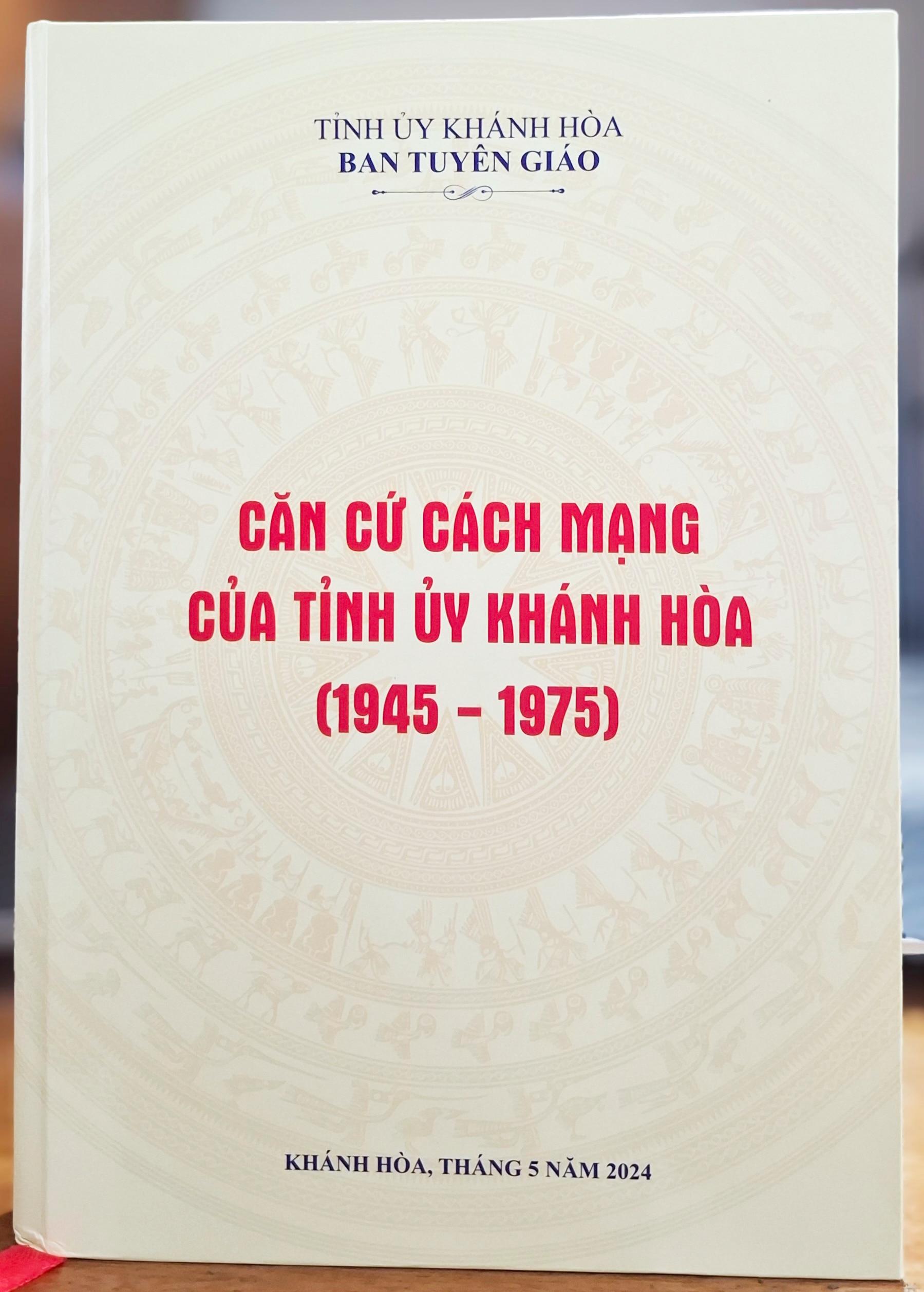 Bìa tập sách Căn cứ cách mạng của Tỉnh ủy Khánh Hòa (1945 - 1975).