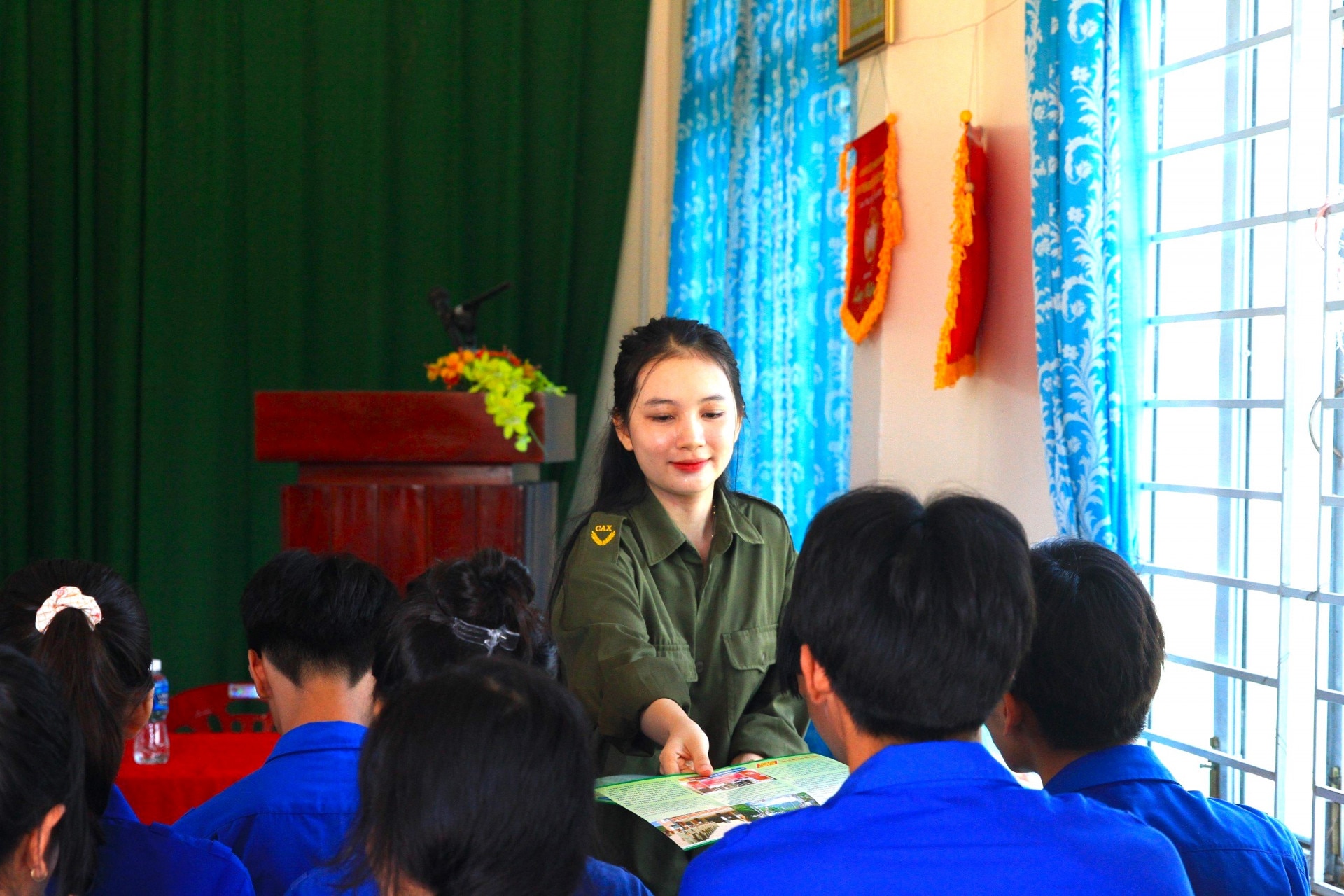  Chị Nguyễn Thị Bích Thùy tham gia tuyên truyền phổ biến giáo dục pháp luật cho các đoàn viên thanh niên trên địa bàn.