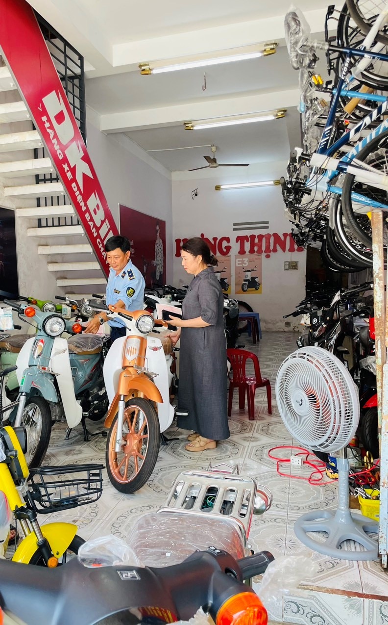 Lực lượng Quản lý thị trường kiểm tra một hộ kinh doanh tại thị tấn Vạn Giả, huyện Vạn Ninh (Ảnh do lực lượng QLTT cung cấp).
                    