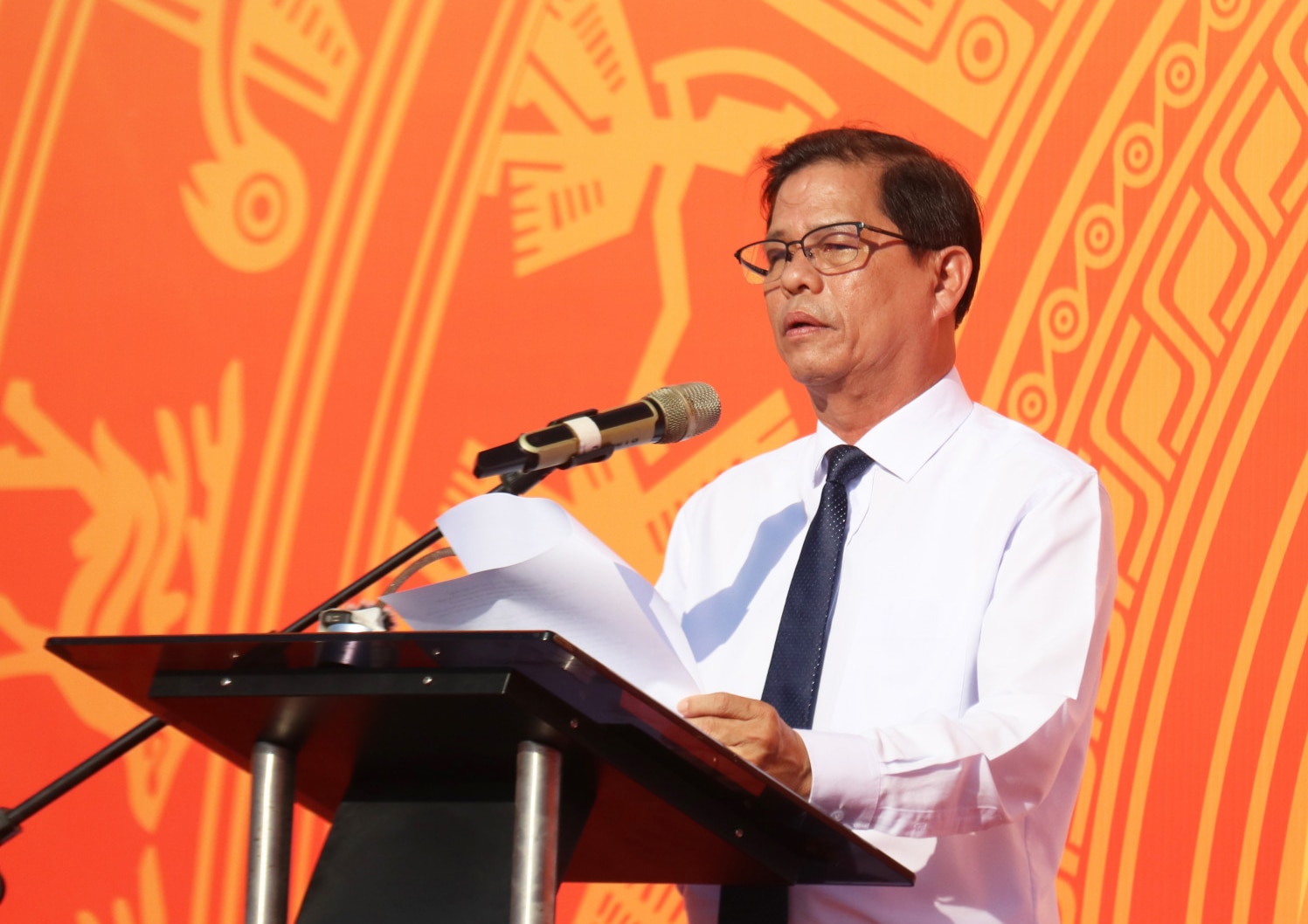 Chủ tịch UBND tỉnh Nguyễn Tấn Tuân phát biểu tại buổi lễ
