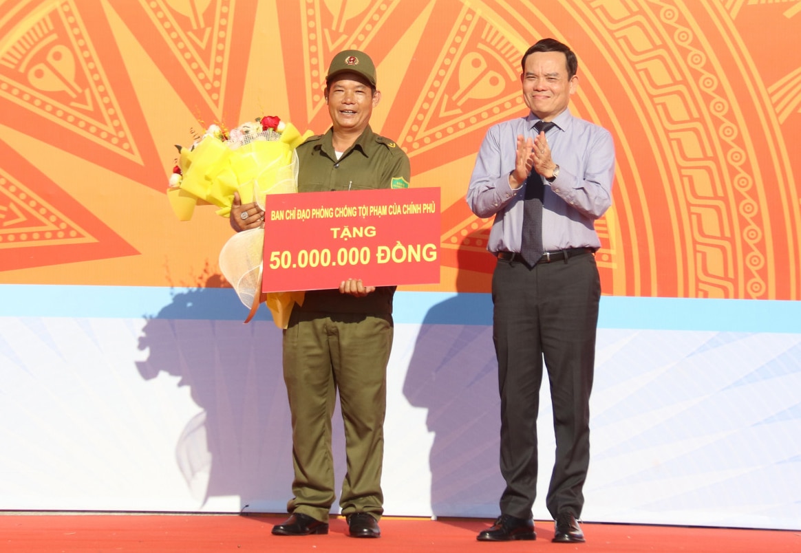 Phó Thủ tướng Chính phủ Trần Lưu Quang tặng quà cho lực lượng tham gia bảo vệ an ninh, trật tự ở cơ sở TP. Nha Trang
