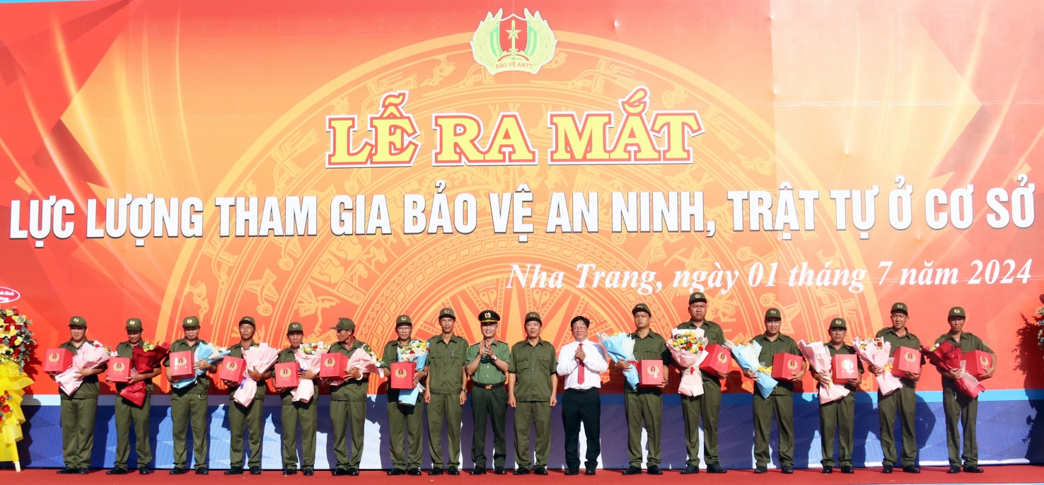 Ông Hồ Văn Mừng và Đại tá Nguyễn Thế Hùng - Giám đốc Công an tỉnh chúc mừng lực lượng tham gia bảo vệ an ninh, trật tự ở cơ sở TP. Nha Trang

