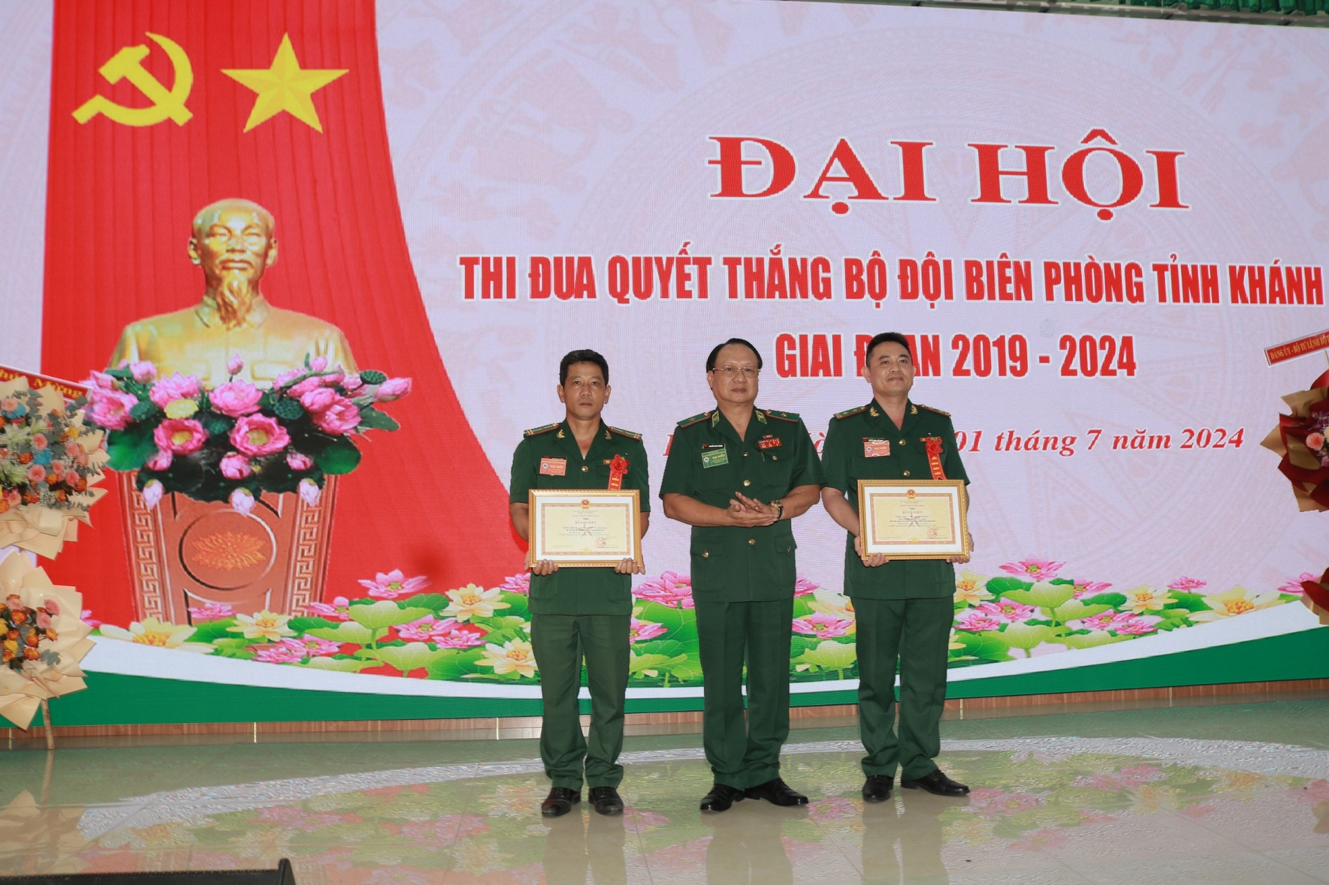 Thiếu tướng Nguyễn Hoài Phương trao Bằng khen cho tập thể, cá nhân.