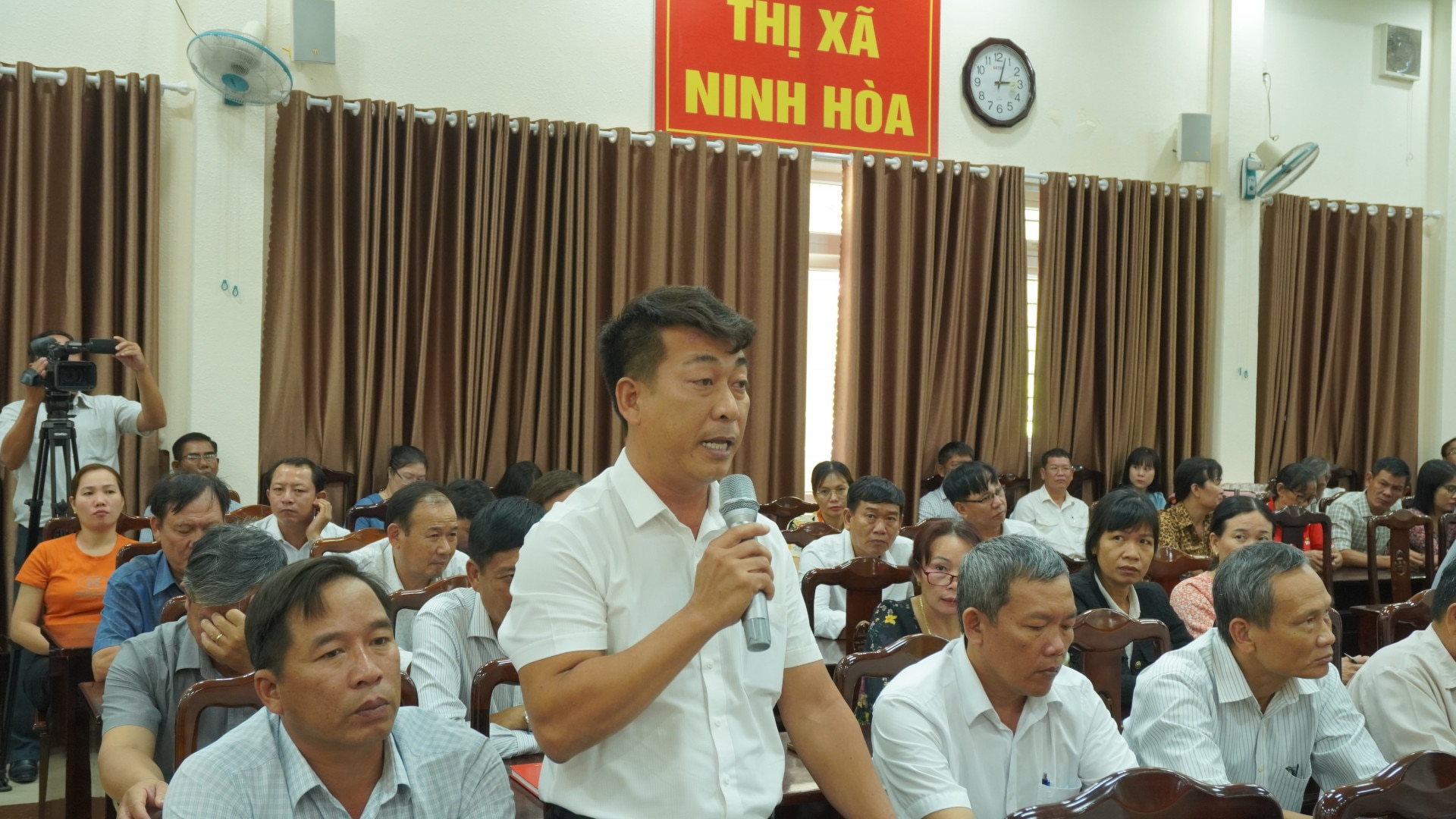 Cử tri thị xã Ninh Hòa phát biểu ý kiến.