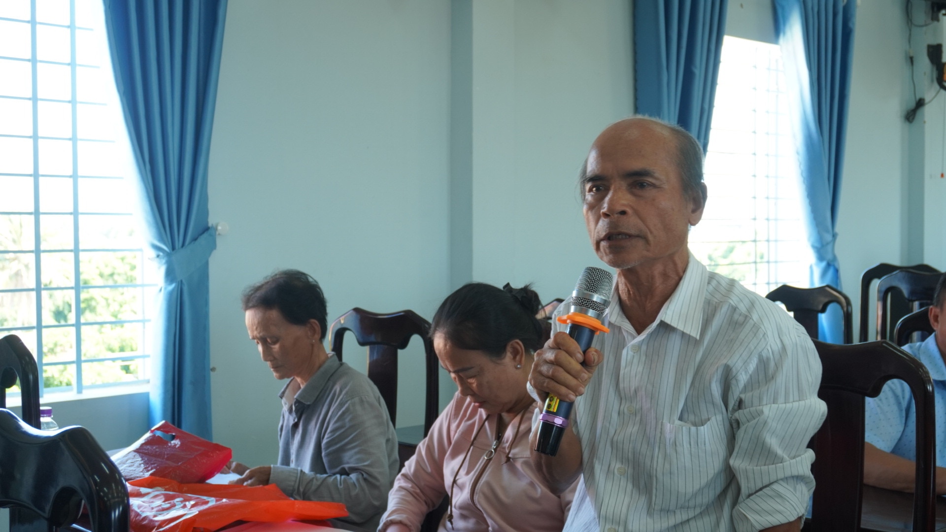 Cử tri huyện Vạn Ninh kiến nghị tại cuộc họp.