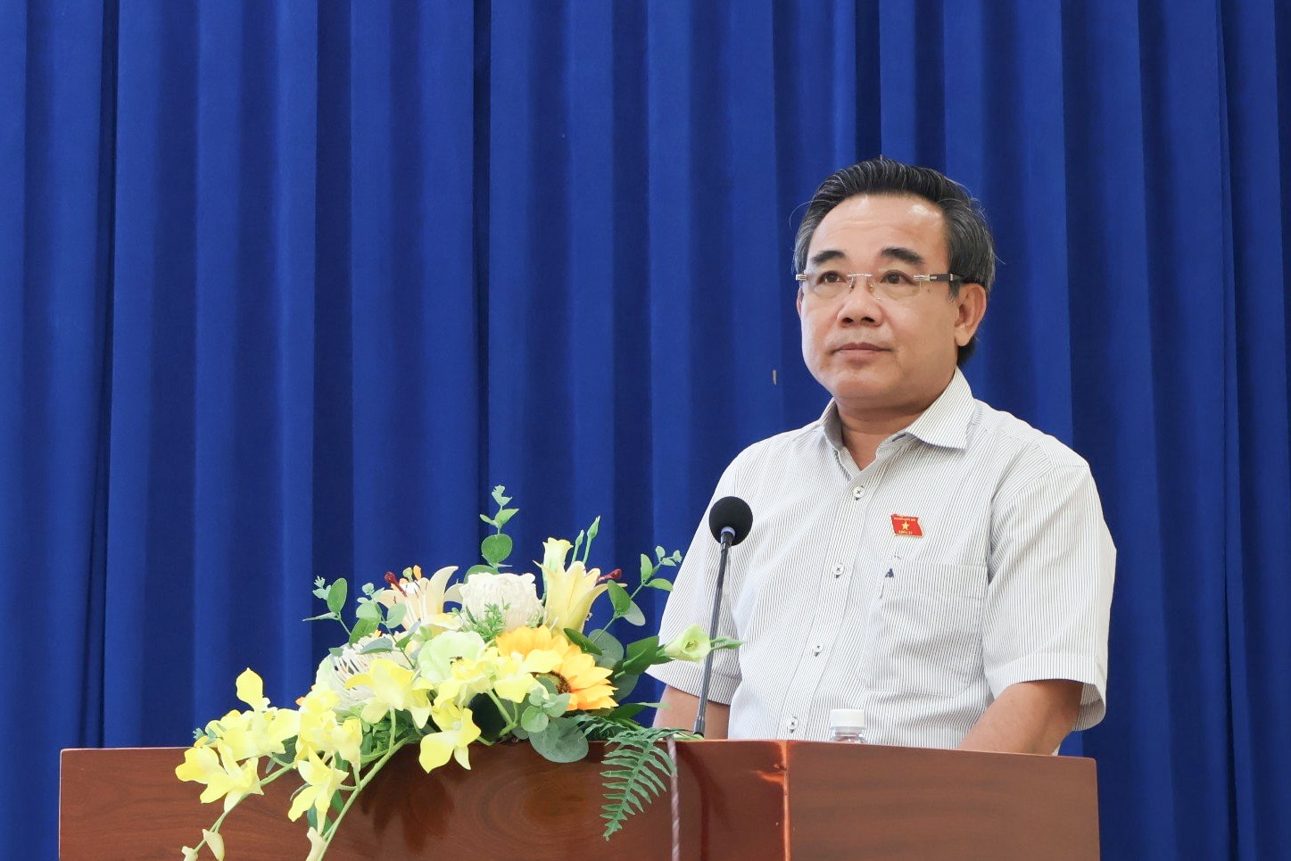 Ông Lê Hữu Trí thông tin các nội dung đến cử tri huyện Cam Lâm.