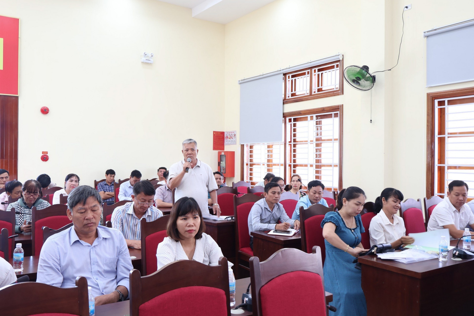 Cử tri huyện Cam Lâm nêu các kiến nghị với Đại biểu Quốc hội tỉnh.