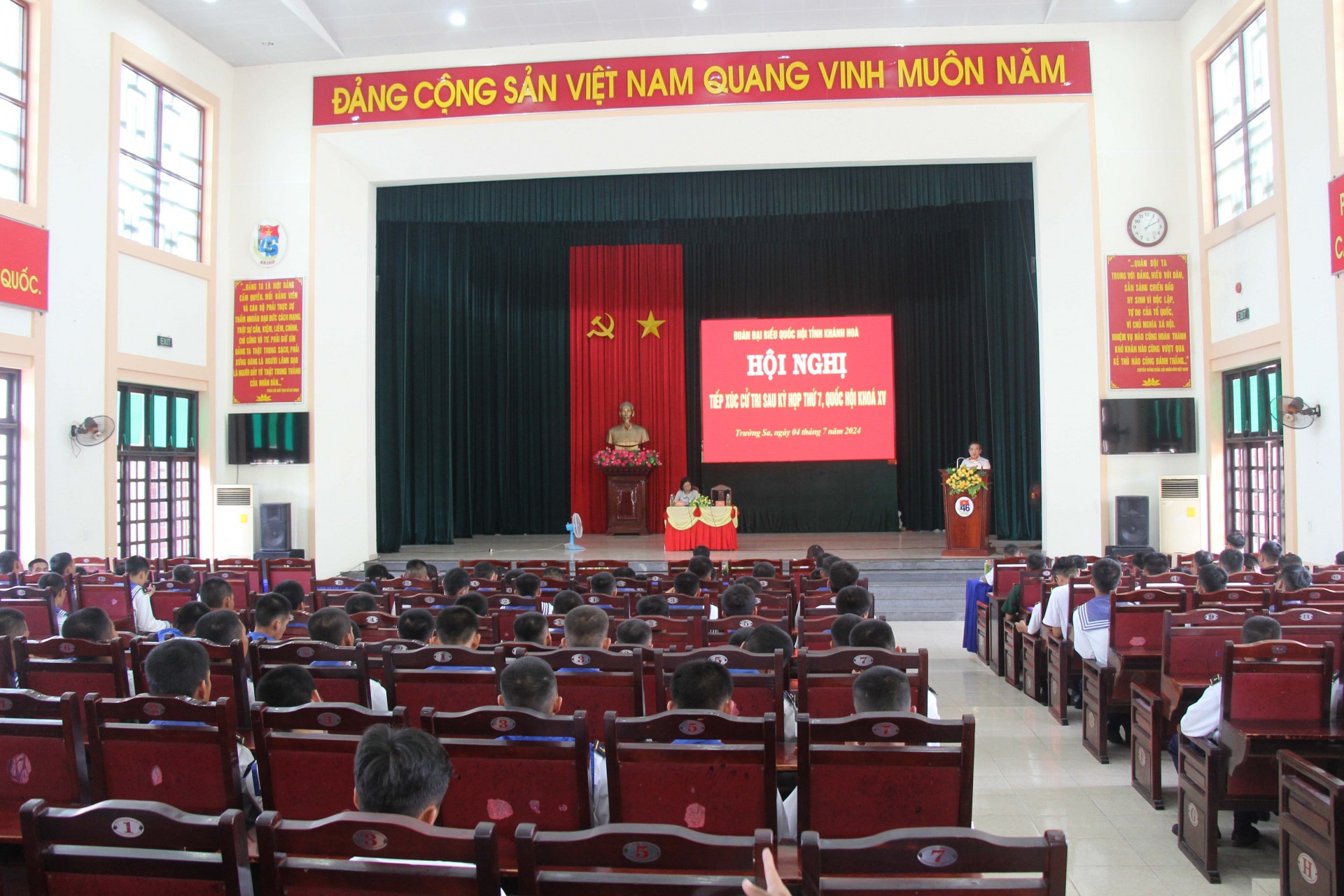 Quang cảnh hội nghị tiếp xúc cử tri huyện Trường Sa.
