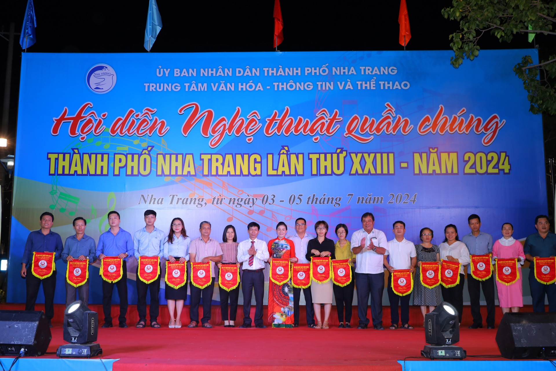 Lãnh đạo TP. Nha Trang trao cờ lưu niệm cho đại diện các đội nghệ thuật quần chúng.
