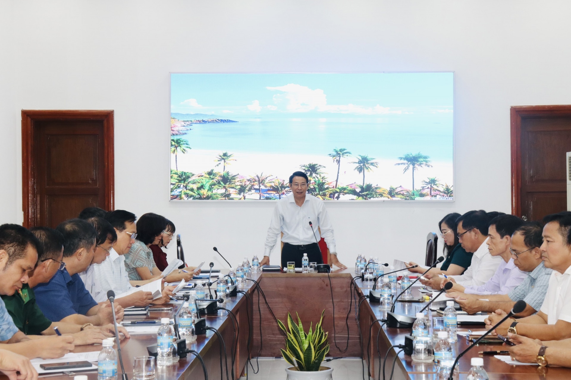 Phó Chủ tịch UBND tỉnh Đinh Văn Thiệu phát biểu kết luận cuộc họp
