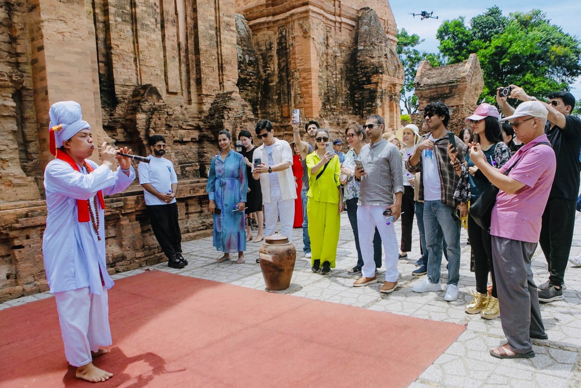 Đoàn nghệ sĩ Ấn Độ tham quan Tháp Bà Ponagar trong sáng 28-8.