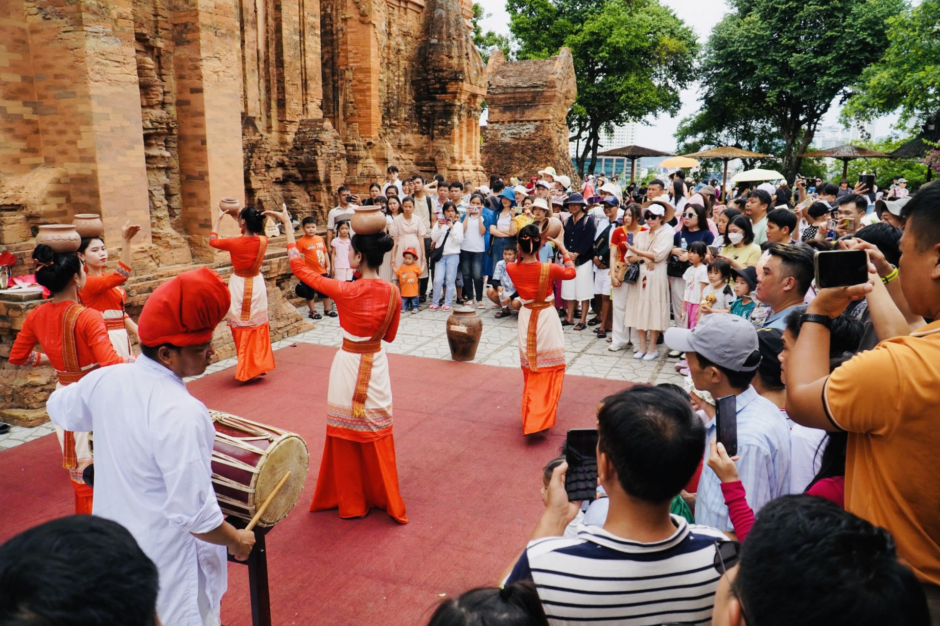 Khách du lịch xem múa truyền thống dân tộc Chăm tại Khu di tích Tháp bà Ponagar