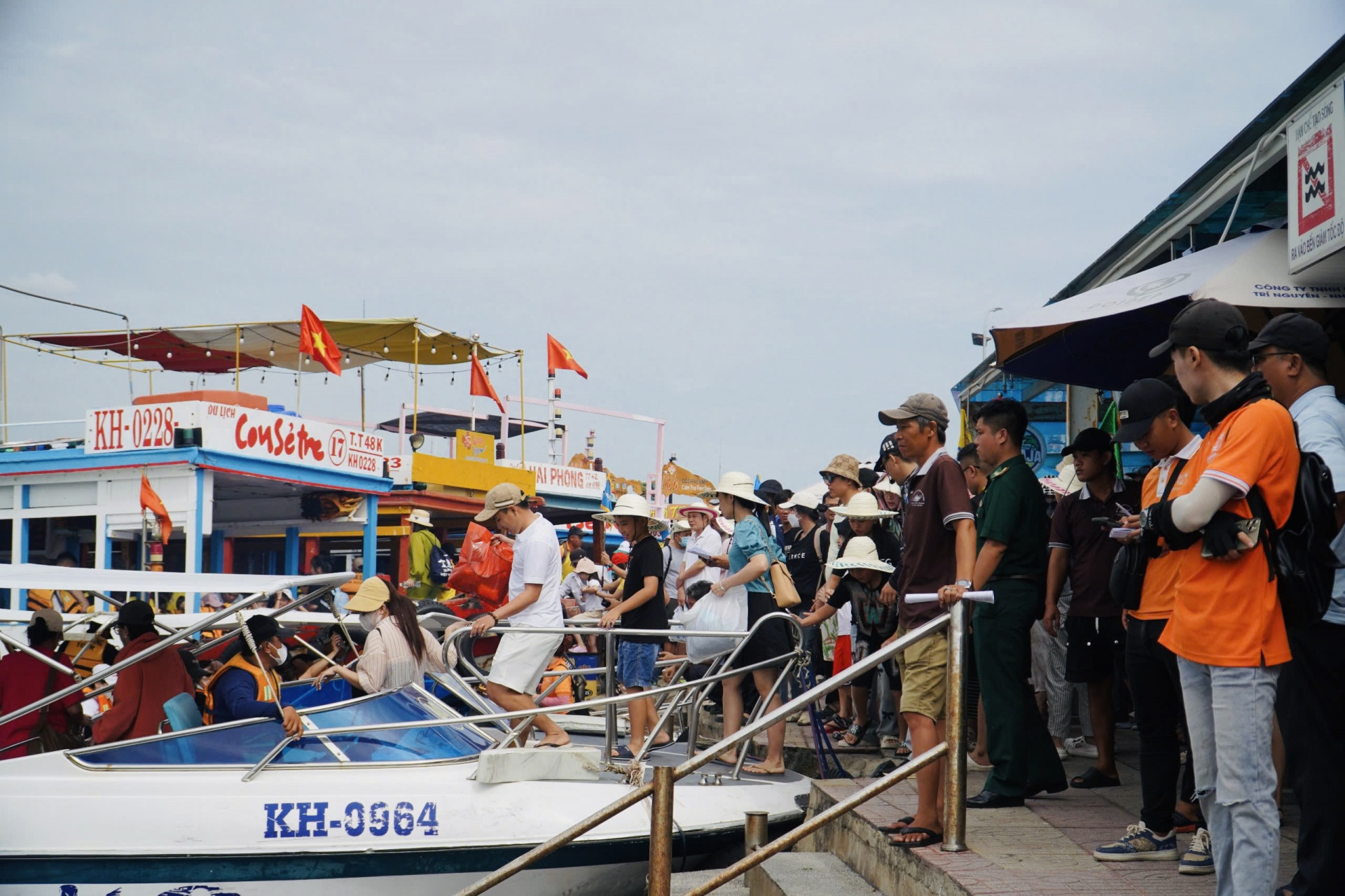 Khách đi tour tham quan vịnh Nha Trang