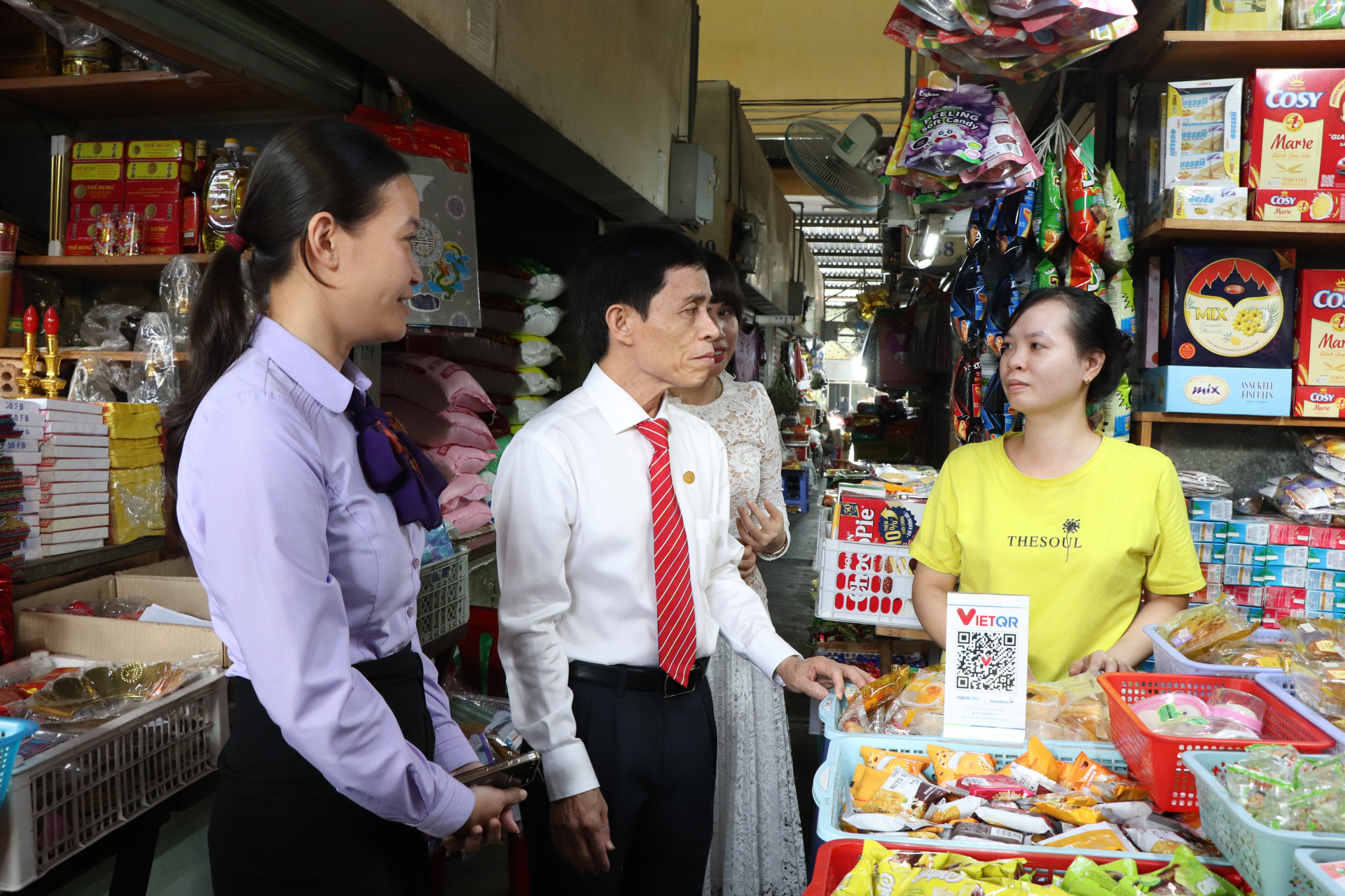 Lãnh đạo Ngân hàng Nhà nước Chi nhánh Khánh Hòa kêu gọi tiểu thương chợ Xóm Mới lan tỏa hoạt động thanh toán không dùng tiền mặt. 