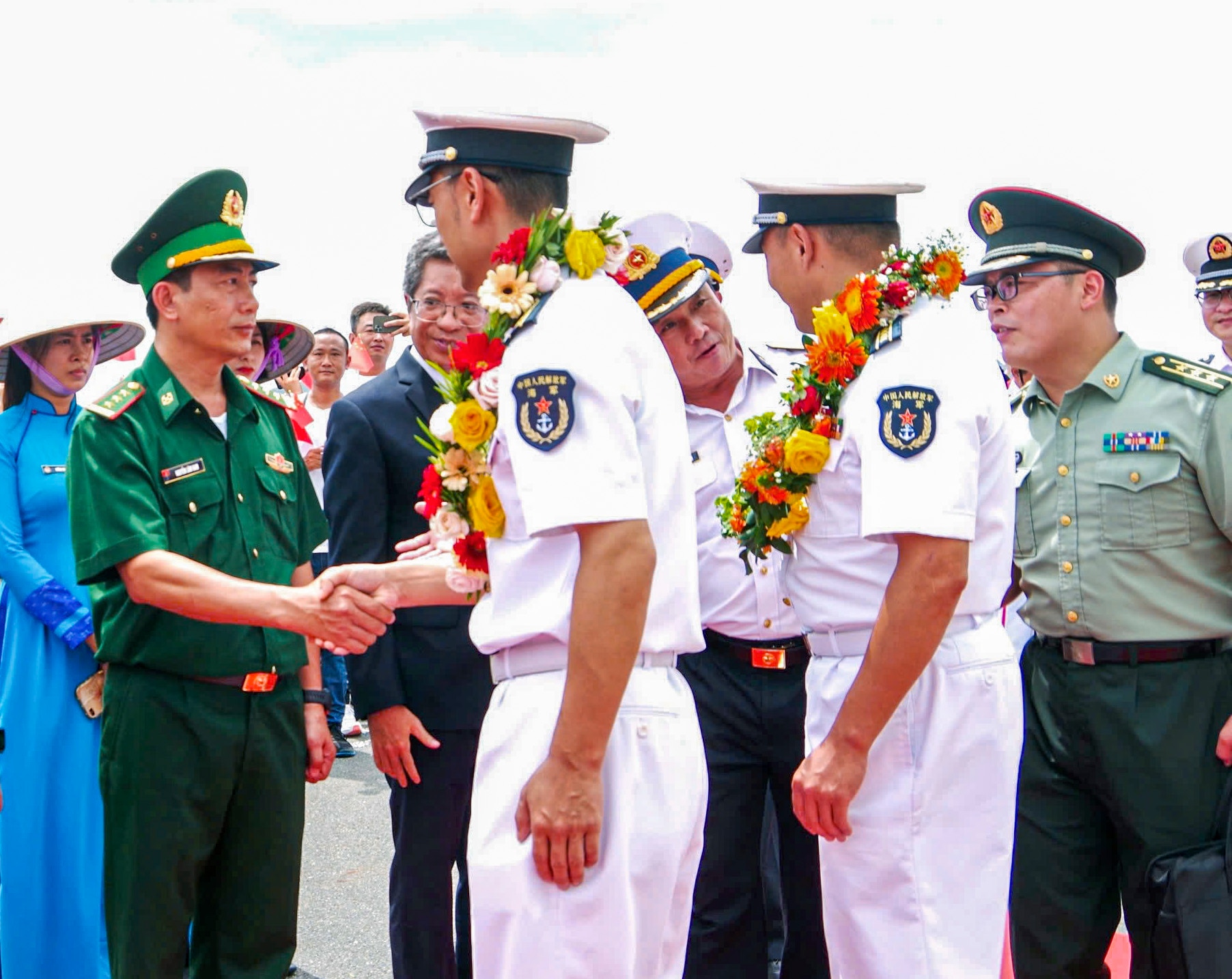 Bộ đội Biên phòng tỉnh và các lực lượng chức năng 
chào đón thủy thủ đoàn tàu Hải quân nước ngoài đến thăm.