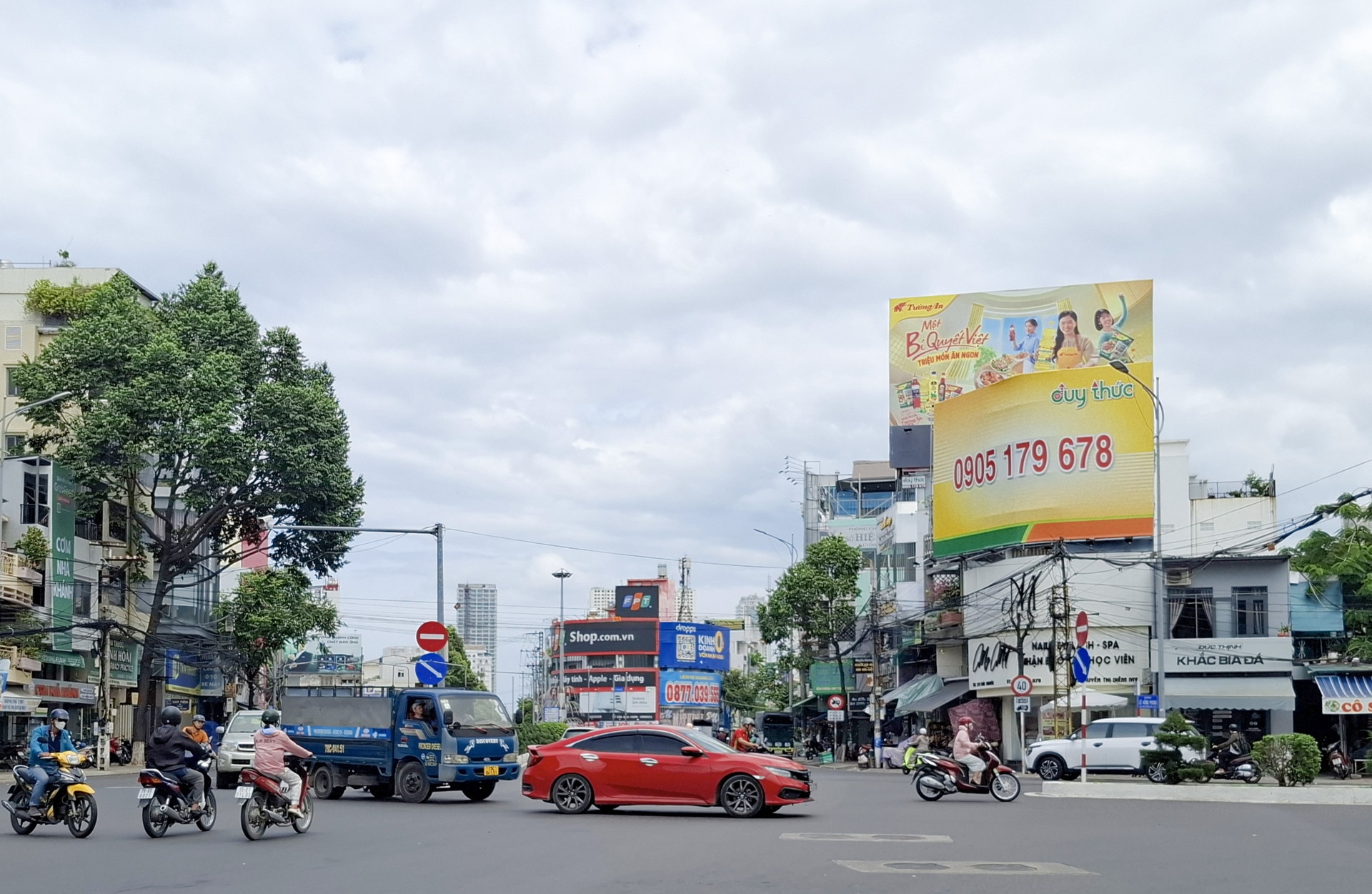 Một vị trí đặt bảng quảng cáo ngoài trời ở gần khu vực Mả Vòng (TP. Nha Trang).