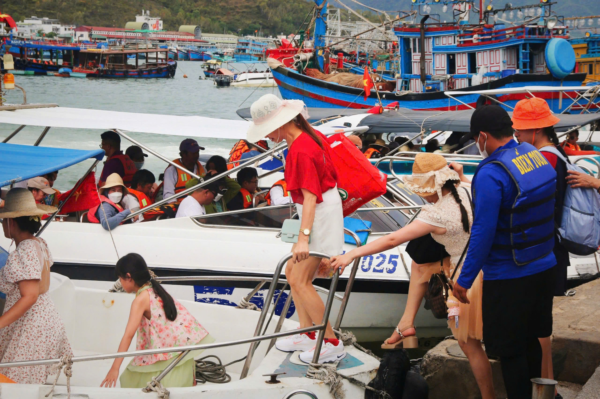 Khách đi tour tham quan vịnh Nha Trang sáng 1-9