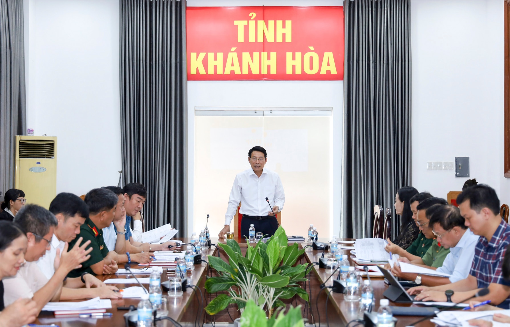 Ông Đinh Văn Thiệu phát biểu tại cuộc họp.